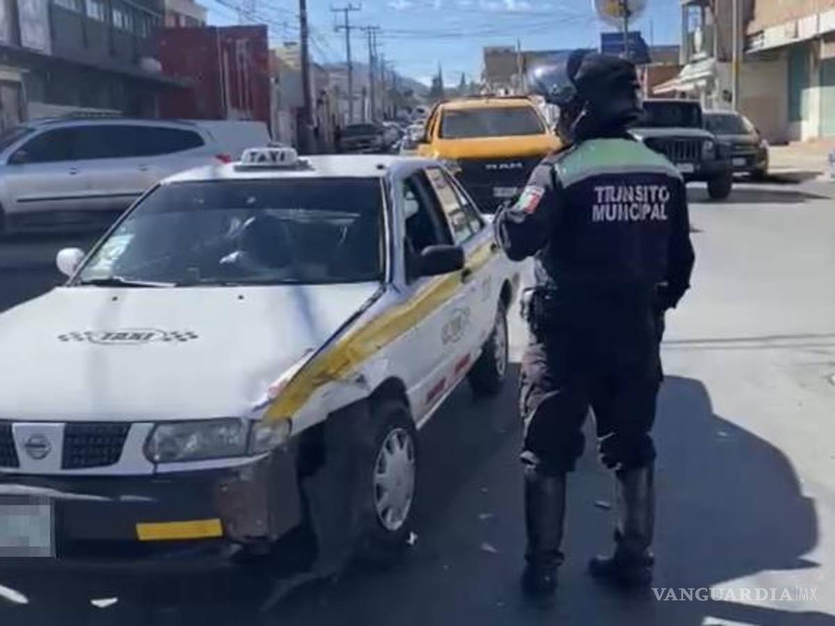 $!Agentes de Tránsito regulan el tránsito para retirar las unidades tras la colisión en el cruce de Melchor Múzquiz y Mariano Abasolo.