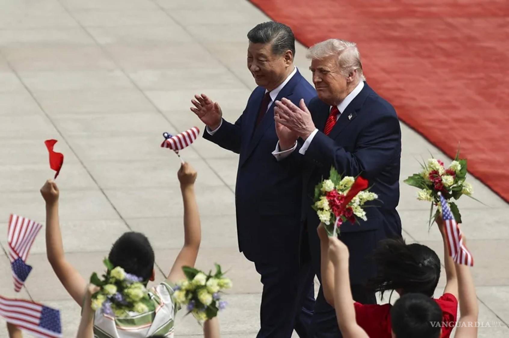 $!El presidente chino, Xi Jinping, y el presidente estadounidense, Donald Trump, interactúan con unos niños durante una ceremonia de bienvenida en Pekín .