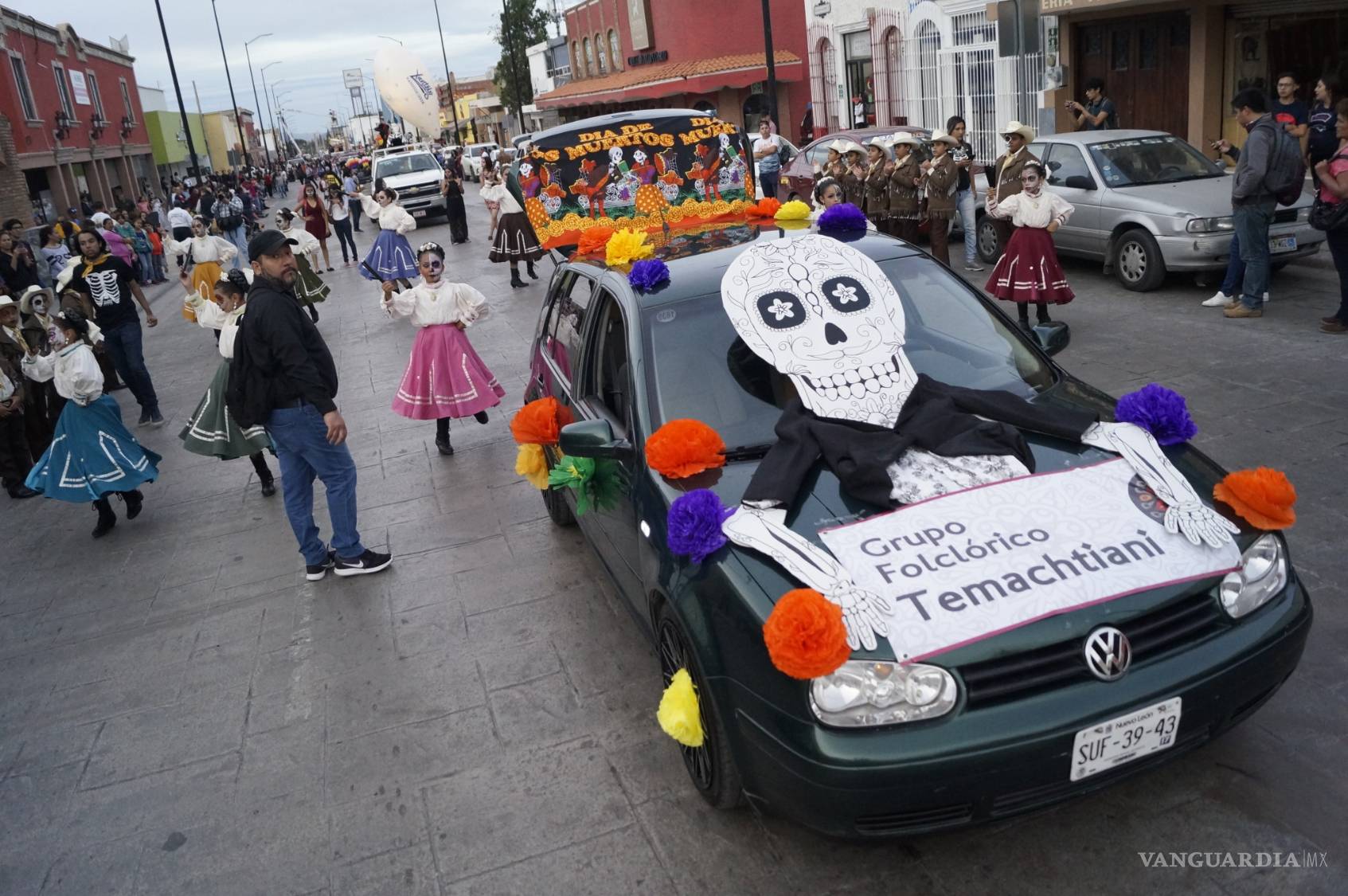 $!En Saltillo, conmemoran a los muertos con desfile