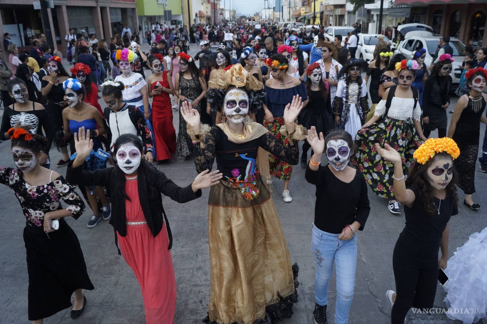 $!En Saltillo, conmemoran a los muertos con desfile
