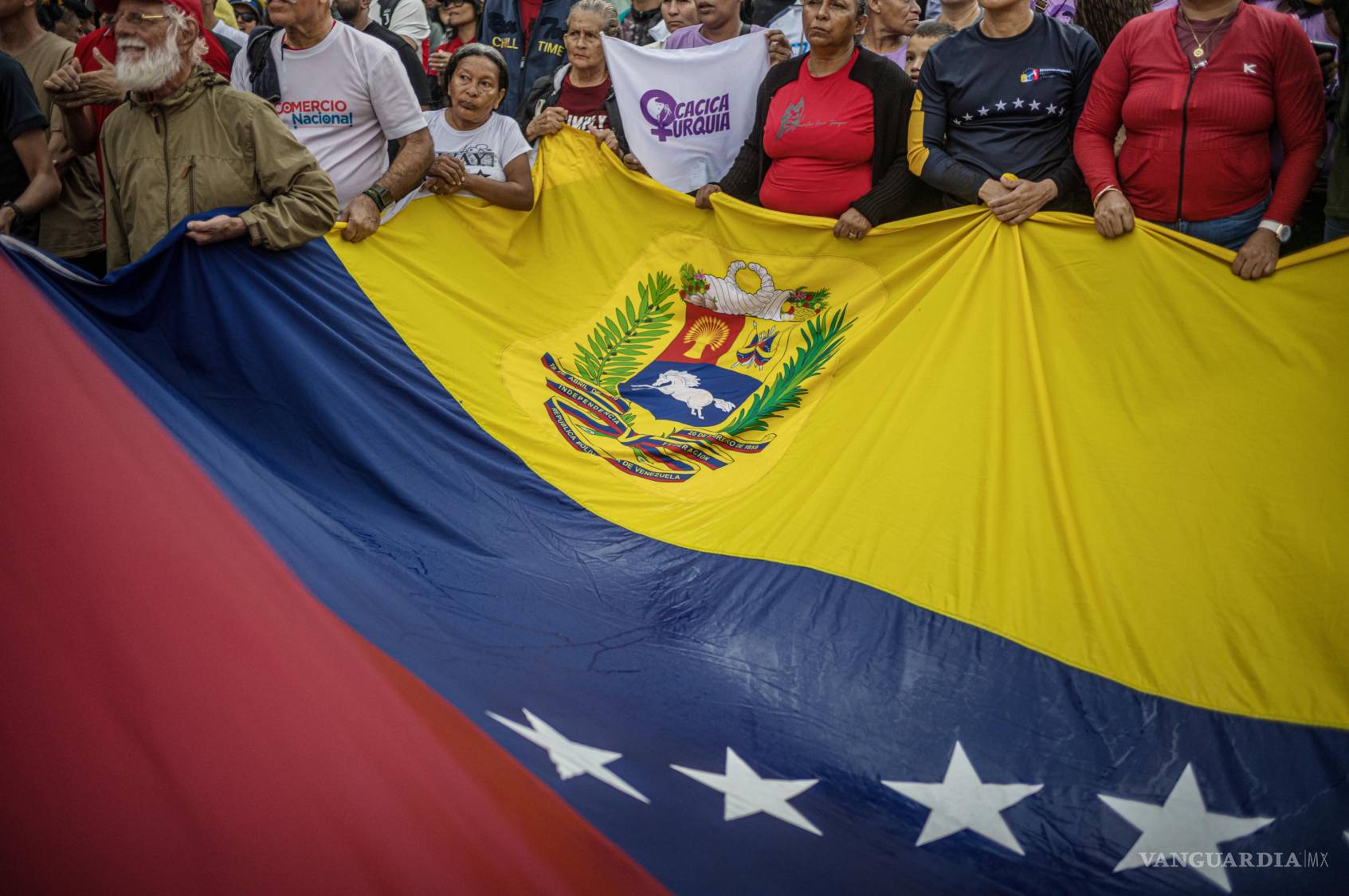 $!Partidarios del derrocado presidente Nicolás Maduro se manifiestan para protestar por la captura y el encarcelamiento de él y su esposa, Cilia Flores, por parte de las fuerzas estadounidenses a principios de mes