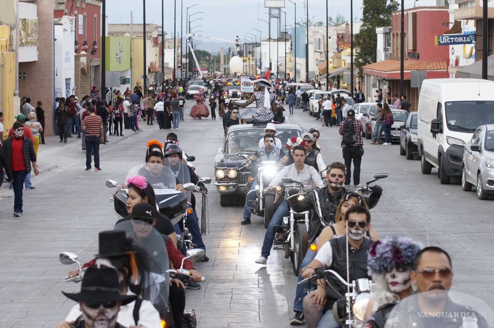 $!En Saltillo, conmemoran a los muertos con desfile