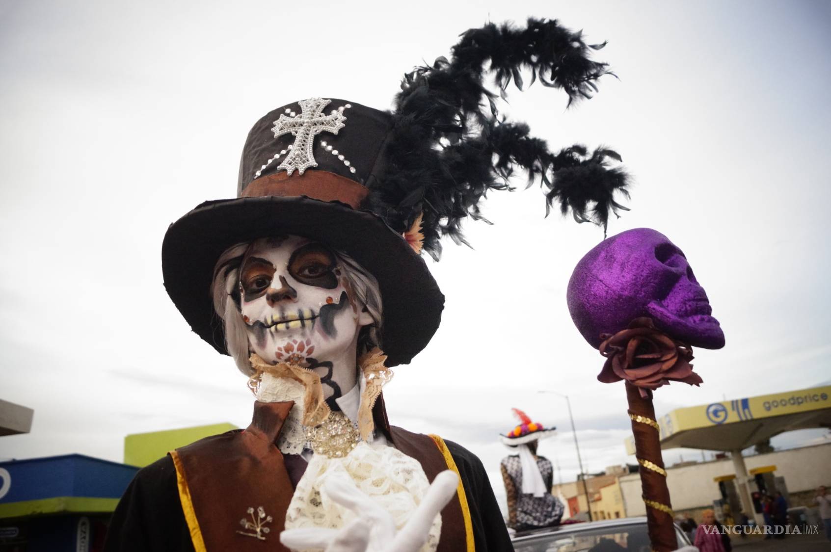 $!En Saltillo, conmemoran a los muertos con desfile