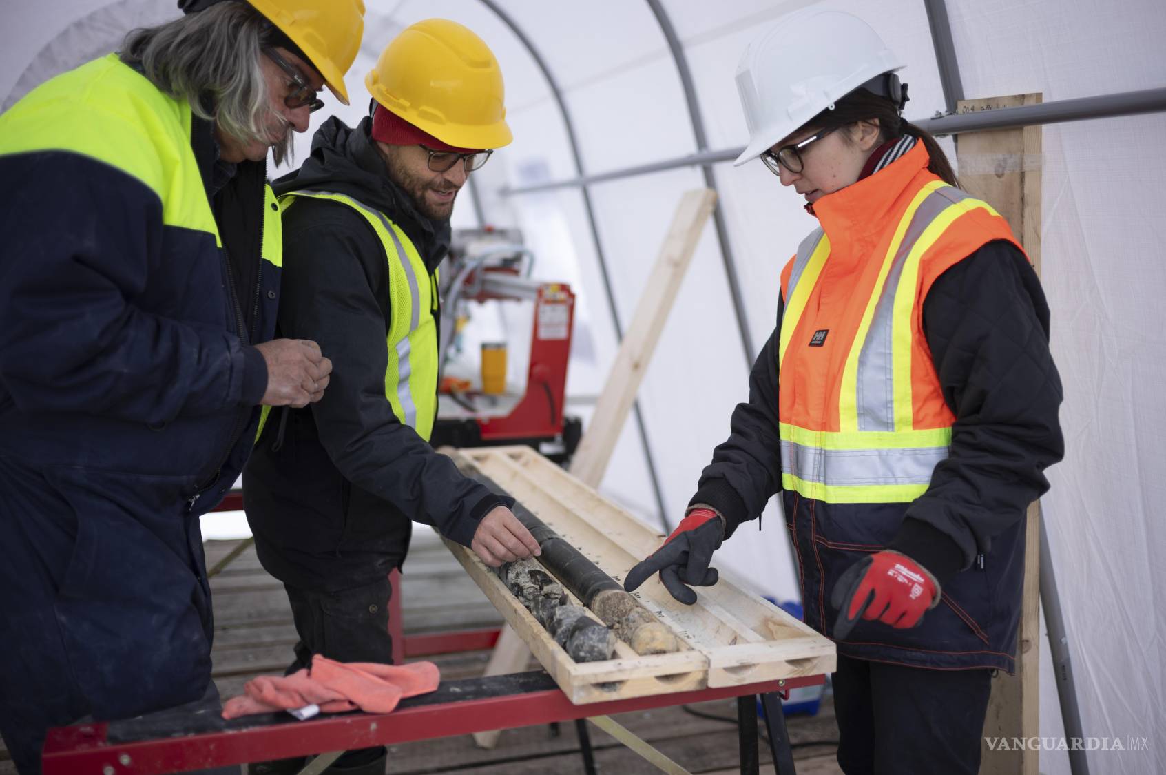 $!Geólogos inspeccionan muestras de núcleos en el yacimiento de perforación operado por Vema Hydrogen en Thetford Mines, Quebec, Canadá.