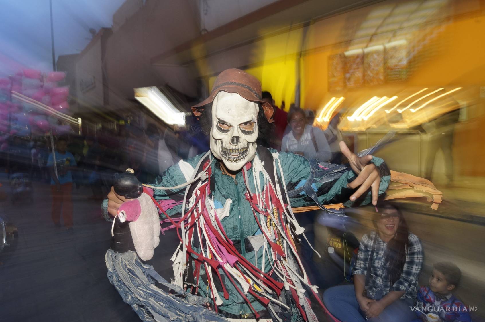 $!En Saltillo, conmemoran a los muertos con desfile