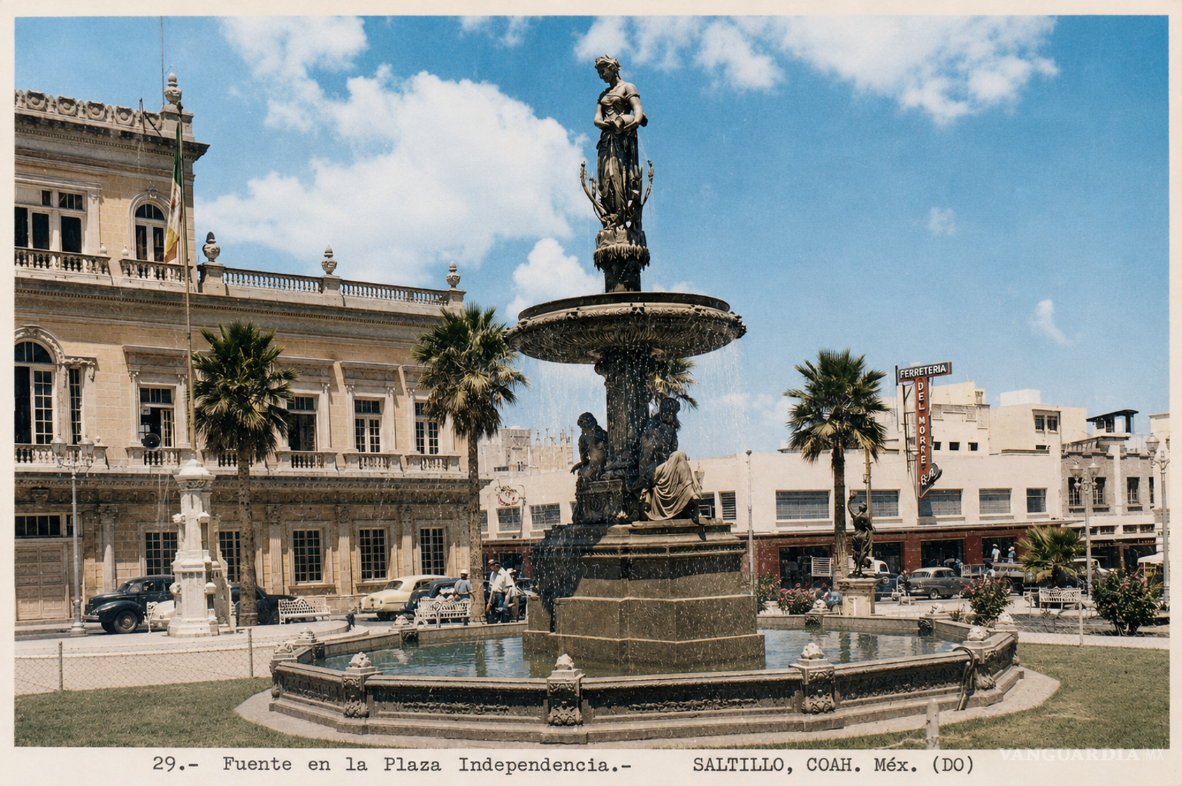 $!La antigua Plaza Independencia, hoy Plaza de Armas, ofrece algo poco frecuente en el Centro Histórico: la distancia necesaria para contemplar completos la Catedral y los edificios que rodean el corazón de Saltillo.