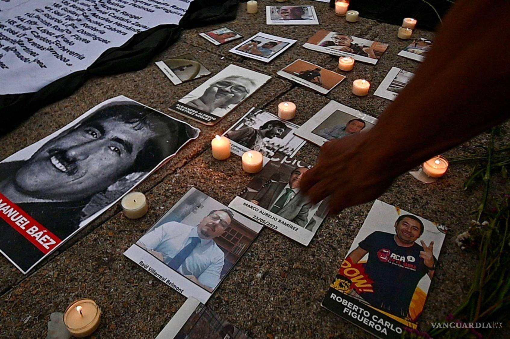 $!Colectivos instalaron un antimonumento como homenaje a sus colegas periodistas que han sido asesinados, en la llamada esquina de la Información (Bucareli y Paseo de la Reforma).