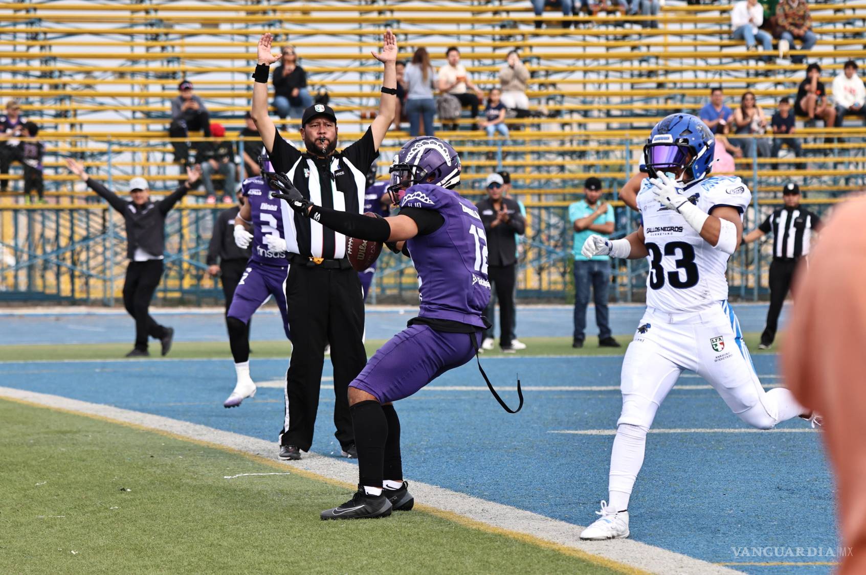$!David Zorrilla fue uno de los protagonistas de la noche al colaborar con recepciones clave en el triunfo de Dinos de Saltillo sobre Gallos de Querétaro.