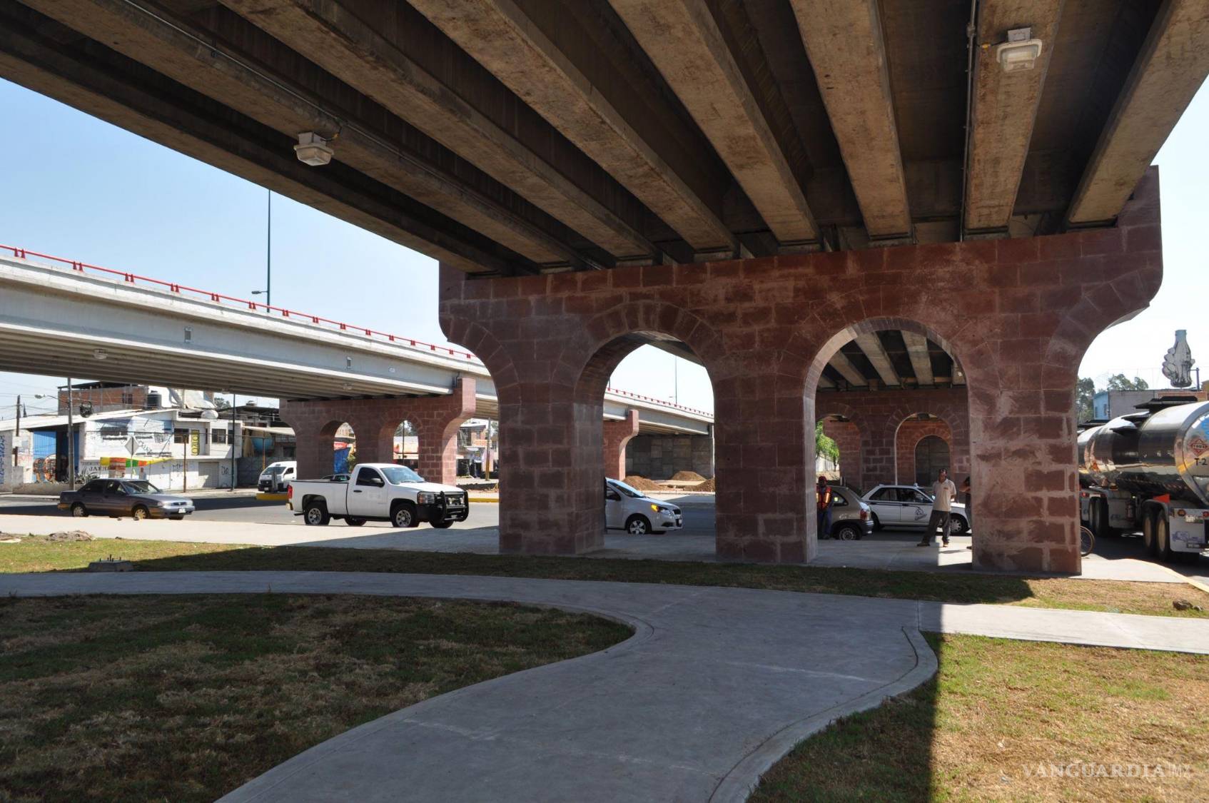 $!La SICT encargó los puentes Pedregal y Realito del Libramiento Norte en Morelia a una empresa fantasma que subcontrató a constructores locales para su realización. | Fotografías: SICT, respuesta de Transparencia