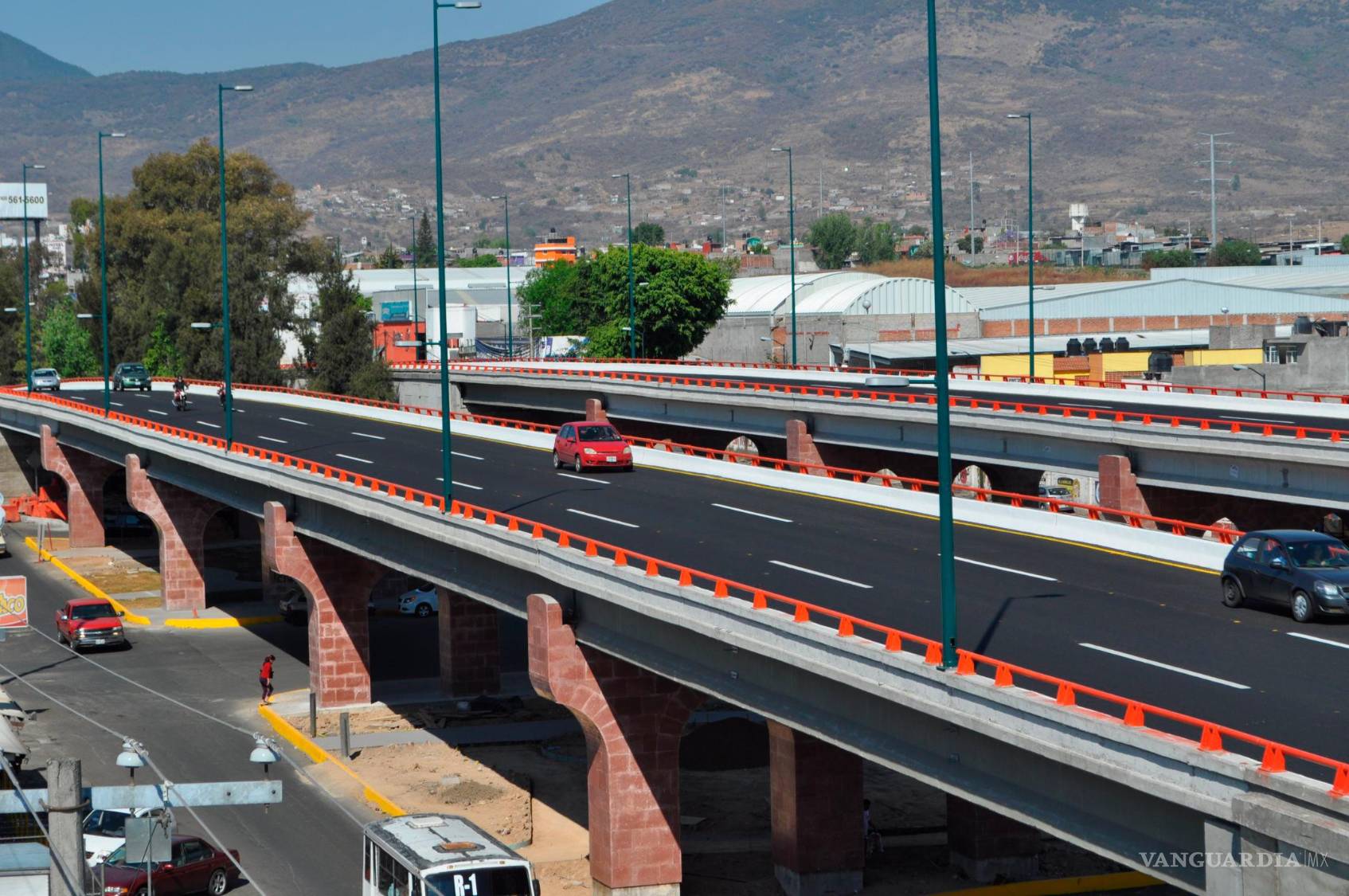 $!La SICT encargó los puentes Pedregal y Realito del Libramiento Norte en Morelia a una empresa fantasma que subcontrató a constructores locales para su realización. | Fotografías: SICT, respuesta de Transparencia