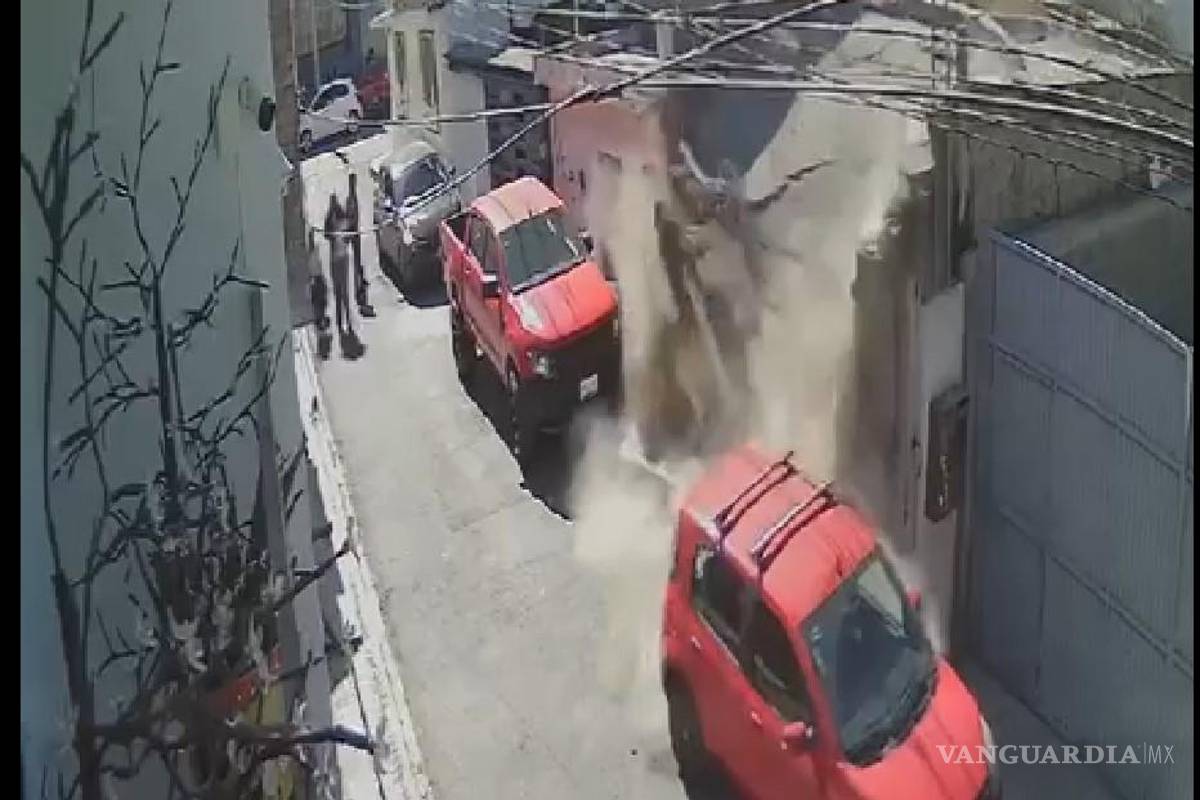 Captan en video derrumbe de vieja casa en el Centro de Saltillo