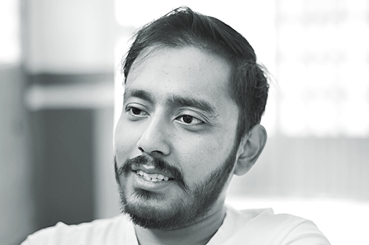 $!¡Lo entierran vivo y sale de su tumba para contarlo!