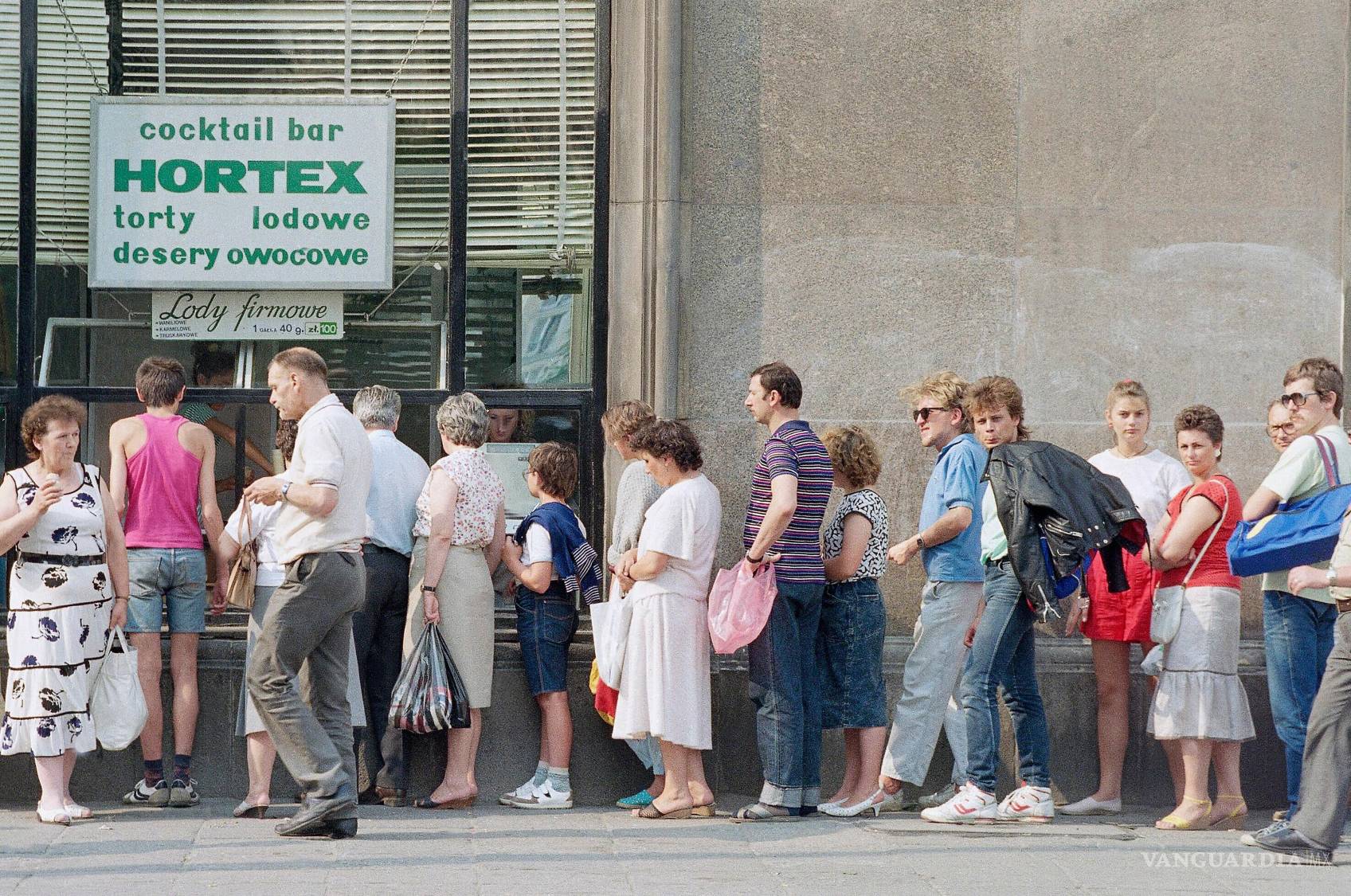 $!Clientes hacen fila frente a una panadería mientras persiste la escasez de alimentos, el 23 de agosto de 1989, en Varsovia, Polonia.