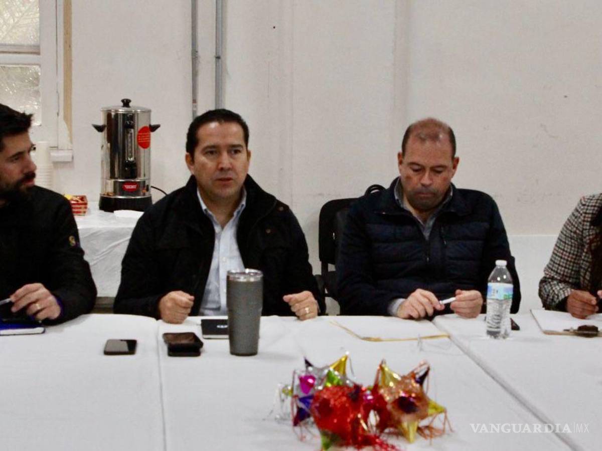 $!La comitiva estuvo integrada por Carlos Alberto Estrada Flores, secretario del Ayuntamiento; Juan Carlos Villarreal Garza, tesorero municipal y Virgilio Verduzco Echeverría, director de Infraestructura y Obra Pública.