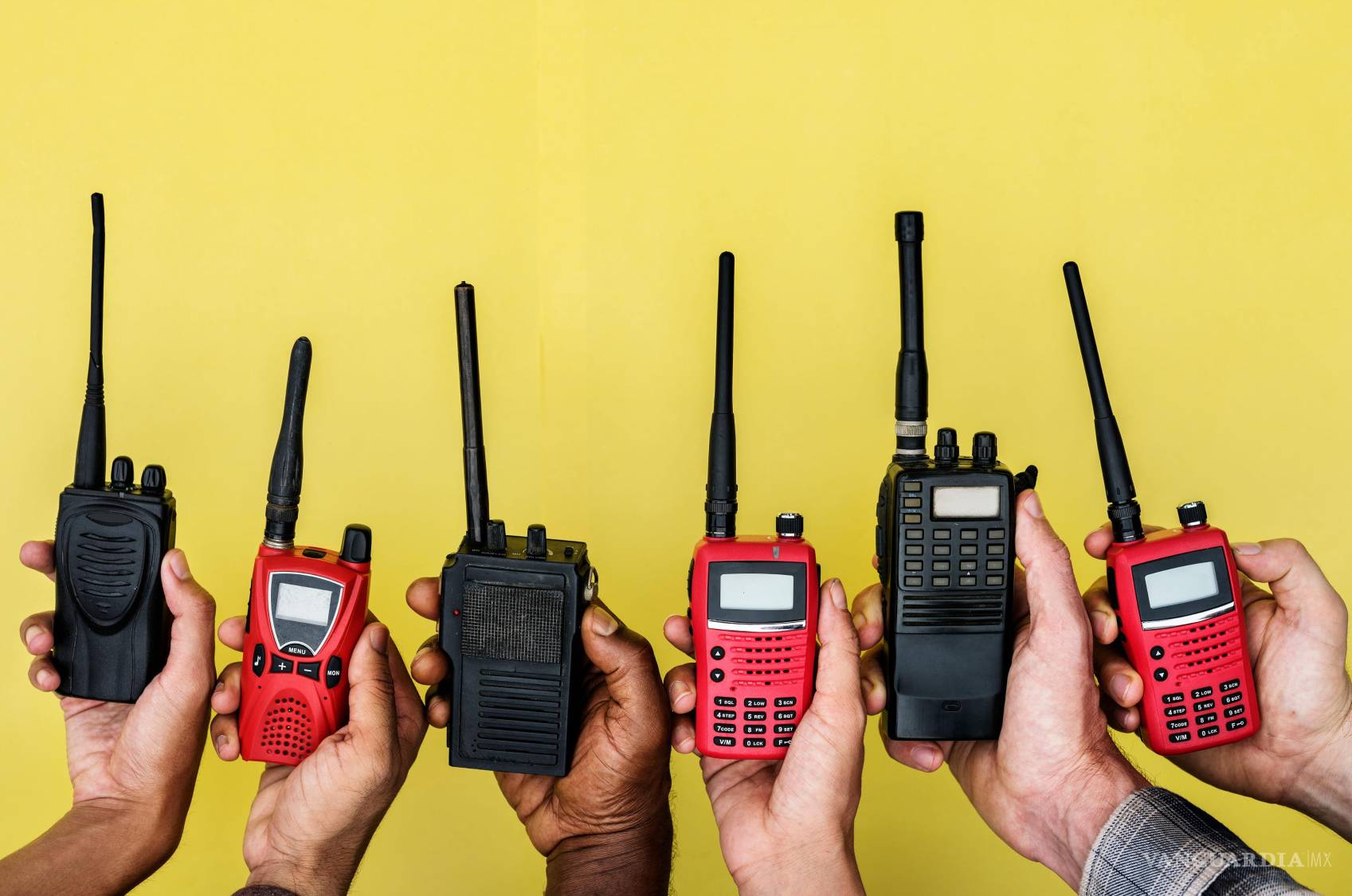 $!Los walkie-talkies, que permiten transmitir y recibir audio de voz por radio, son útiles cuando caen las redes de telefonía.