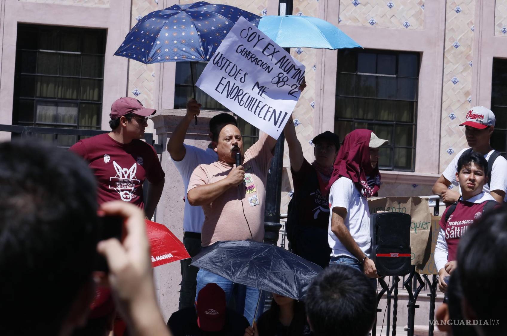 $!La protesta generó controversia al inicio, pero poco a poco fue sumando el apoyo de la ciudadanía. Algo atípico en las escasas protestas de la ciudad, es que al movimiento se sumaron exalumnos en pos de aliento.