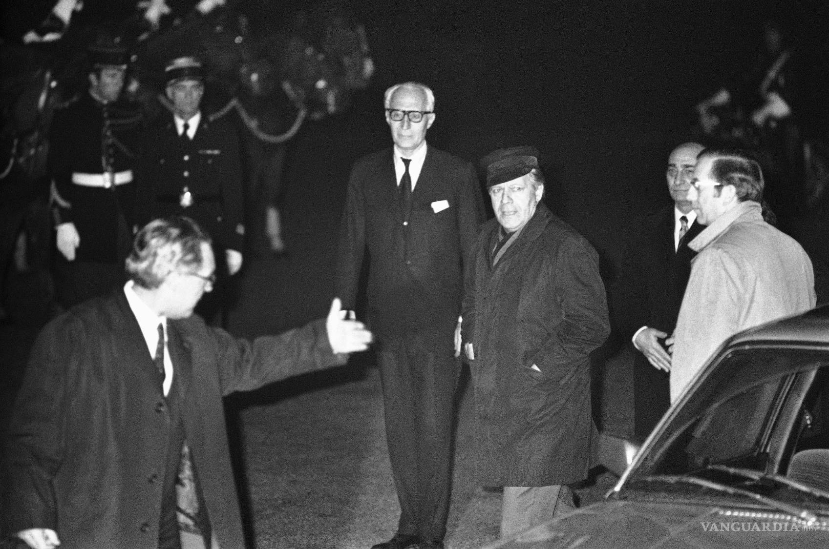$!El canciller de Alemania Occidental, Helmut Schmidt, es recibido por el jefe de protocolo francés, el Sr. Angles (i), a su llegada al Castillo de Rambouillet.