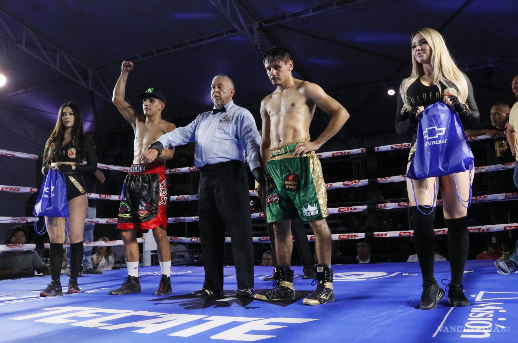 $!La noche estuvo llena de emocionantes momentos entre los peleadores que no pensaban ceder.