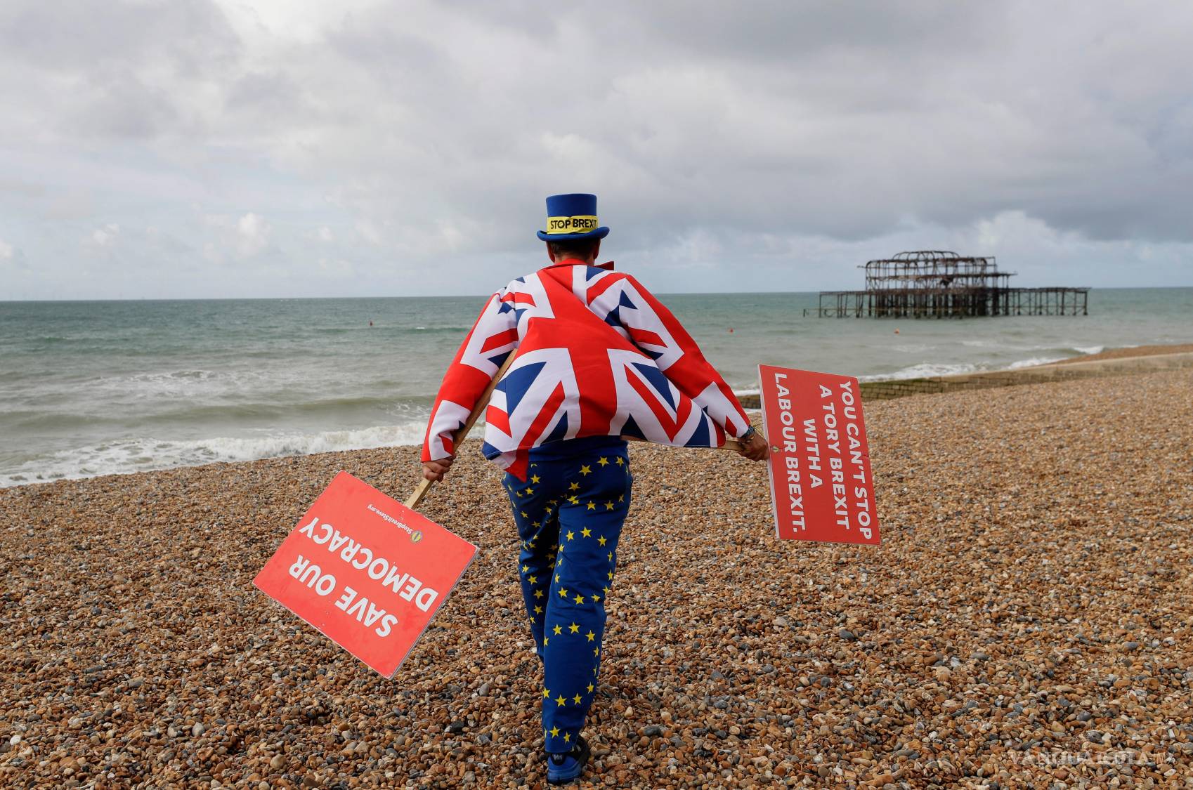 $!El activista anti-Brexit Steve Bray camina por la playa en Brighton, Inglaterra, el lunes 23 de septiembre de 2019.
