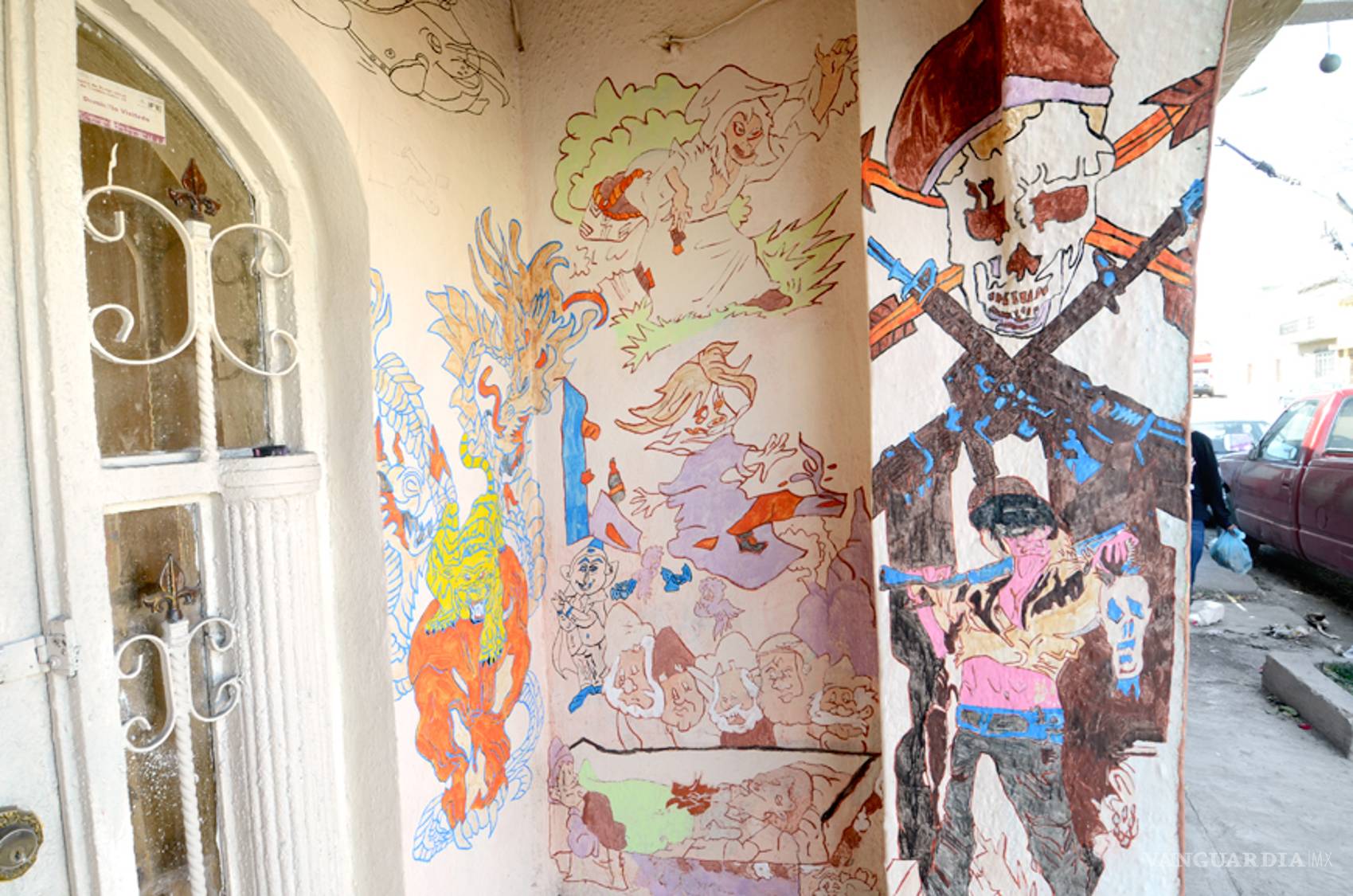 $!El militar que pintó su casa de dibujos infantiles