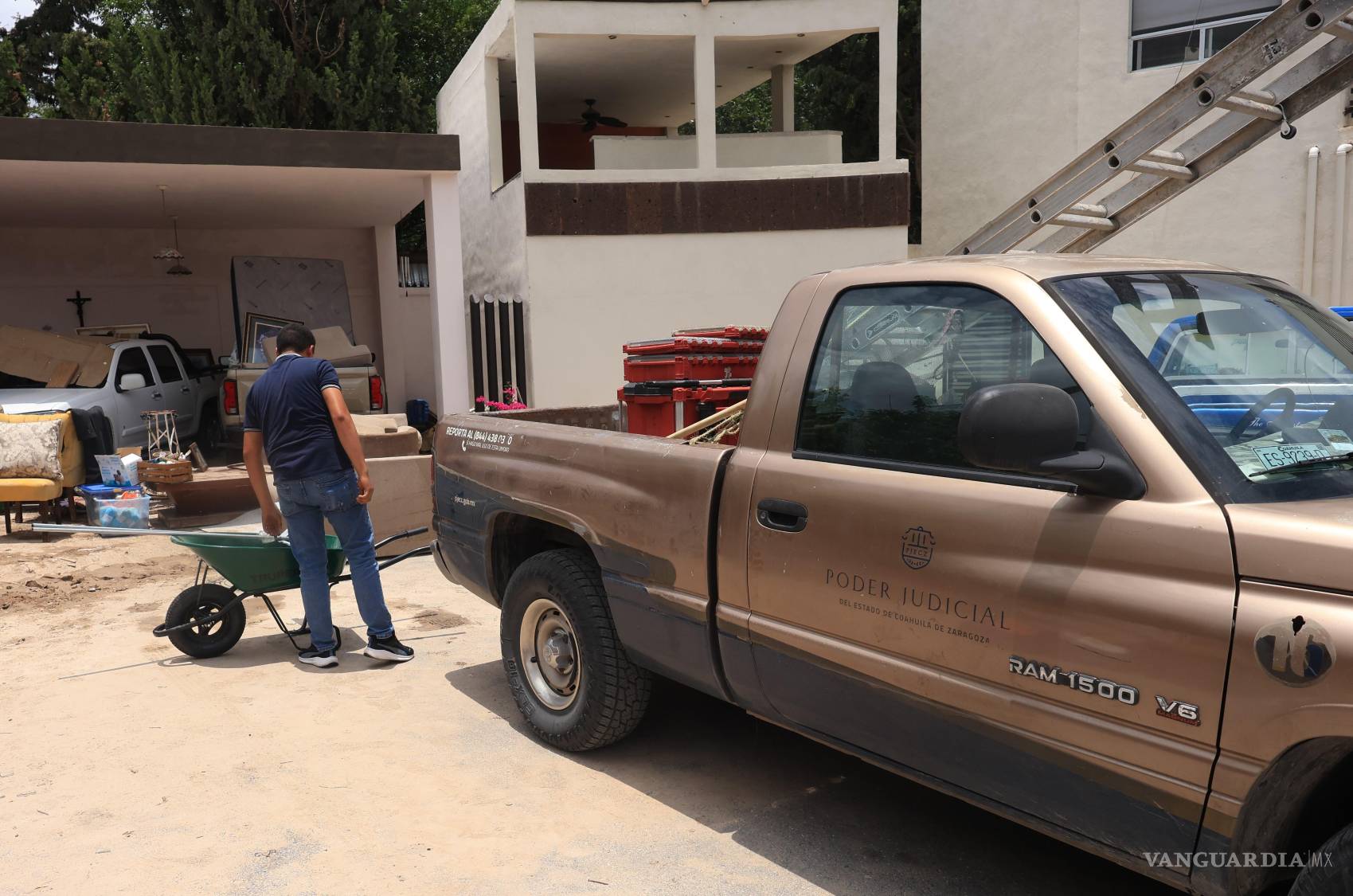 $!Personal del Poder Judicial llegó a la zona afectada para colaborar con labores de limpieza, tras señalamientos vecinales por la obra cercana.