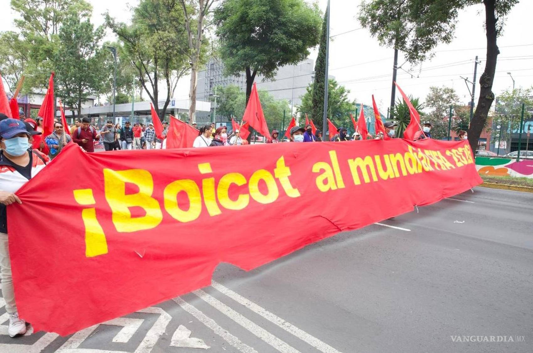 $!Integrantes de la CNTE marcharon sobre Calzada de Tlalpan con dirección al Estadio Ciudad de México, generando afectaciones a la circulación en la zona.