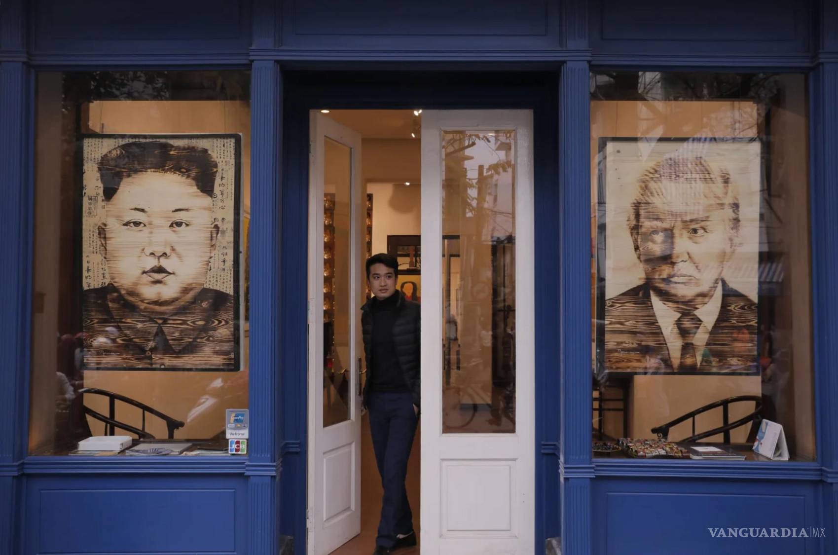 $!Obras de arte que del presidente de EU, Donald Trump, y al líder norcoreano, Kim Jong Un, se exhiben en una galería de Hanói, Vietnam, el 28 de febrero de 2019.