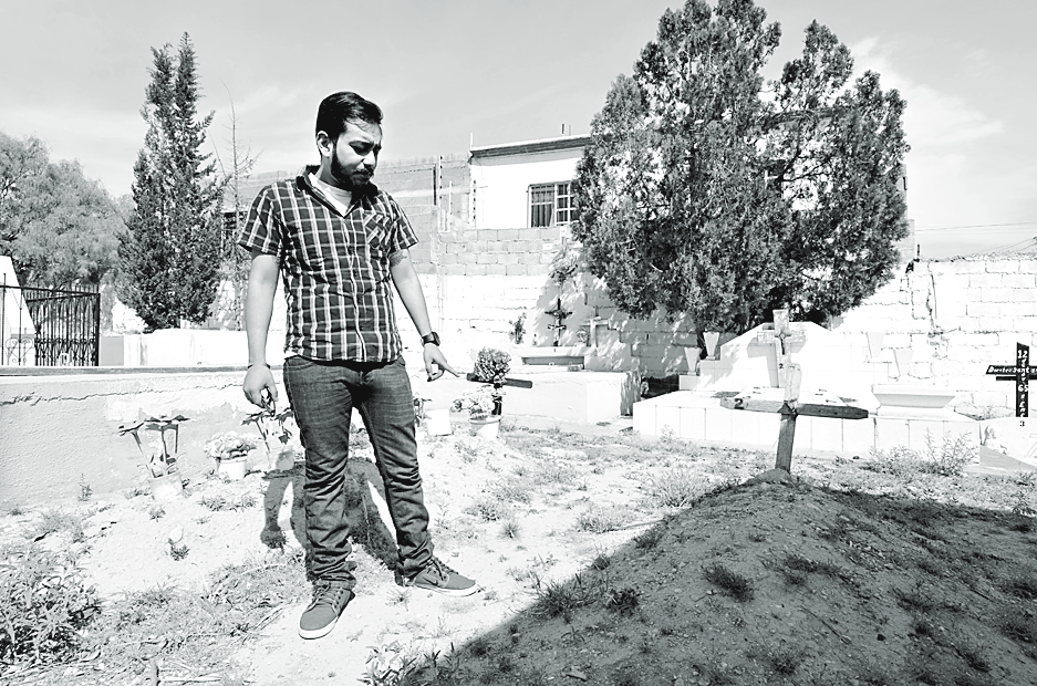 $!¡Lo entierran vivo y sale de su tumba para contarlo!