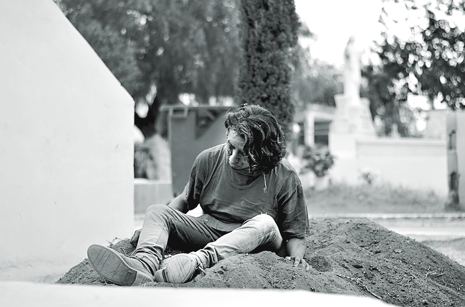 $!¡Lo entierran vivo y sale de su tumba para contarlo!