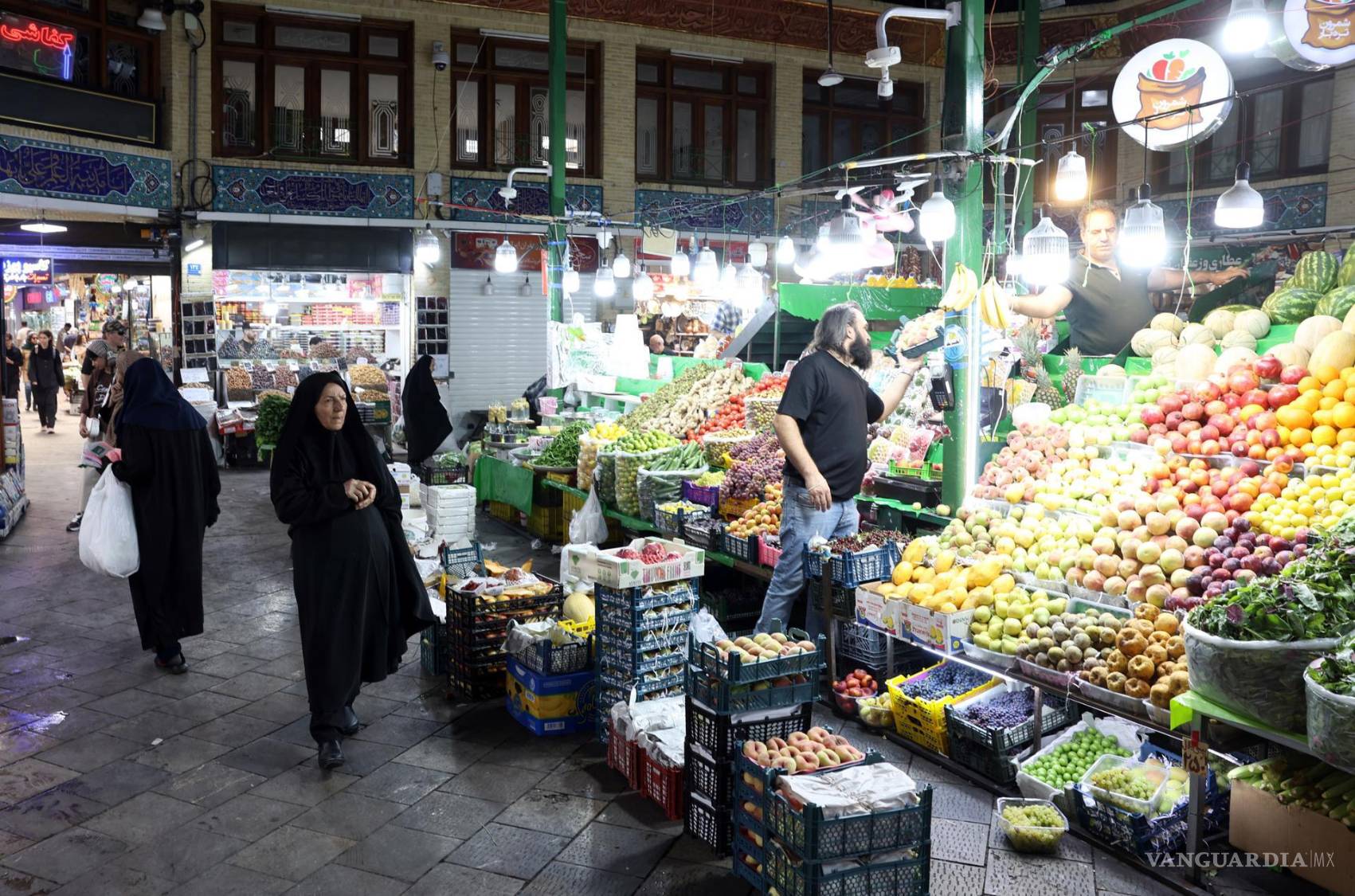$!Los iraníes compran en un bazar en Teherán, Irán.