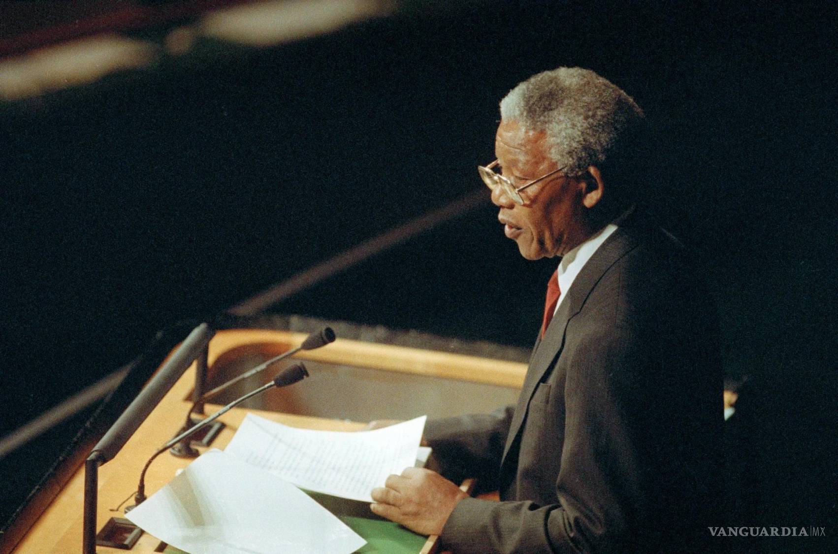 $!Nelson Mandela, líder antiapartheid y presidente del Congreso Nacional Africano, se dirige a la Asamblea General dela ONU en Nueva York, el 3 de diciembre de 1991.