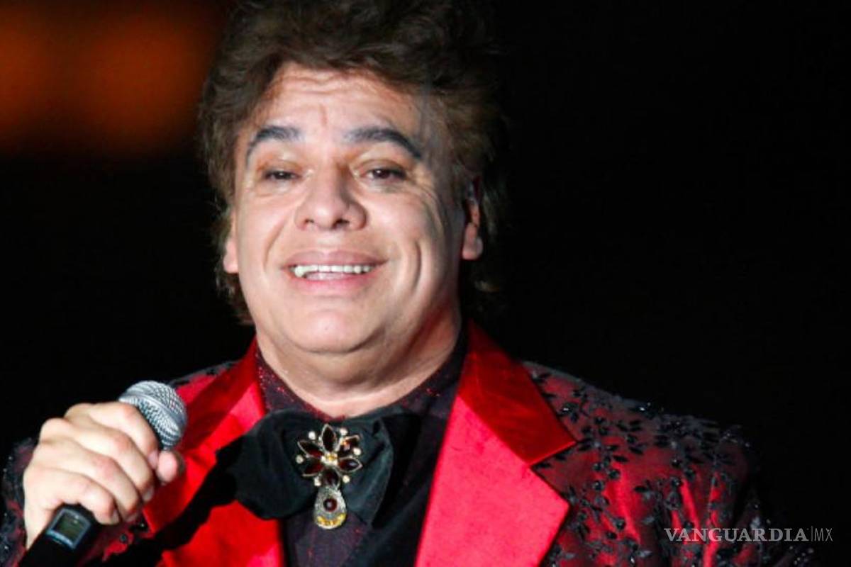 Juan Gabriel ‘besó’ a Pablo Escobar; fue contratado por un narco, señala libro de Anabel Hernández