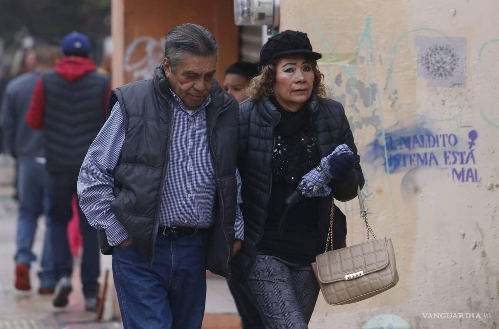 $!A medida que la ciudad se cubre con un manto blanco, los residentes se preparan para disfrutar de un invierno adelantado.