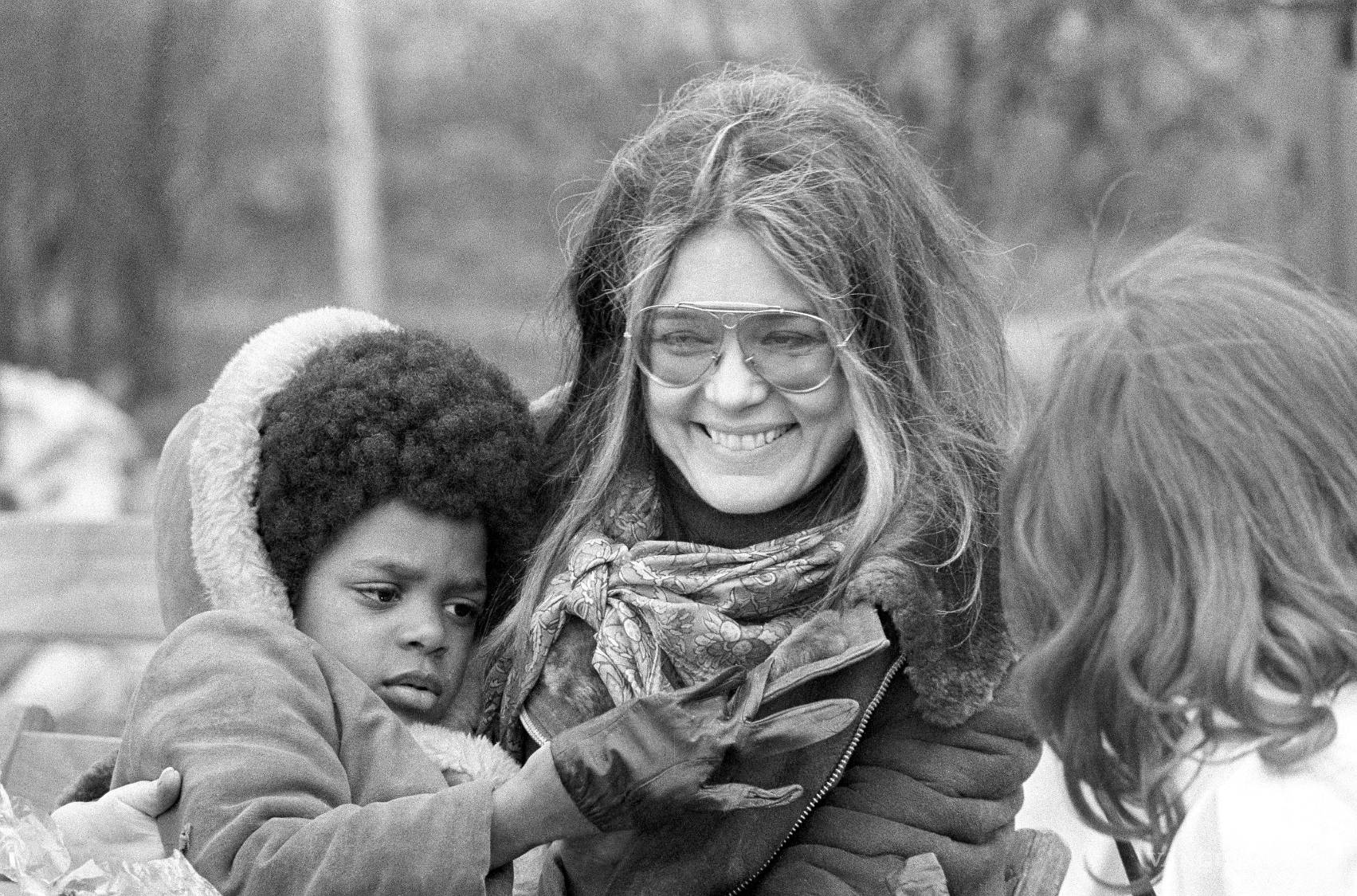 $!Gloria Steinem, líder de la lucha por los derechos de la mujer, aparece en una concentración de manifestantes que reclamaban mejoras en el sistema de asistencia social, en la explanada del Monumento a Washington, tras una marcha que pasó frente a la Casa Blanca el 25 de marzo de 1972.