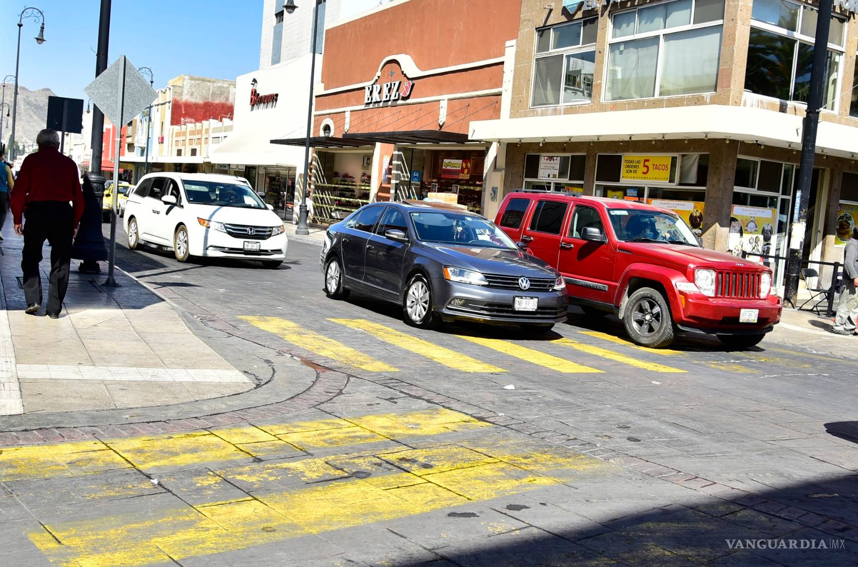 $!Ser peatón en Saltillo; la Odisea en concreto: evadir vehículos y algún insulto