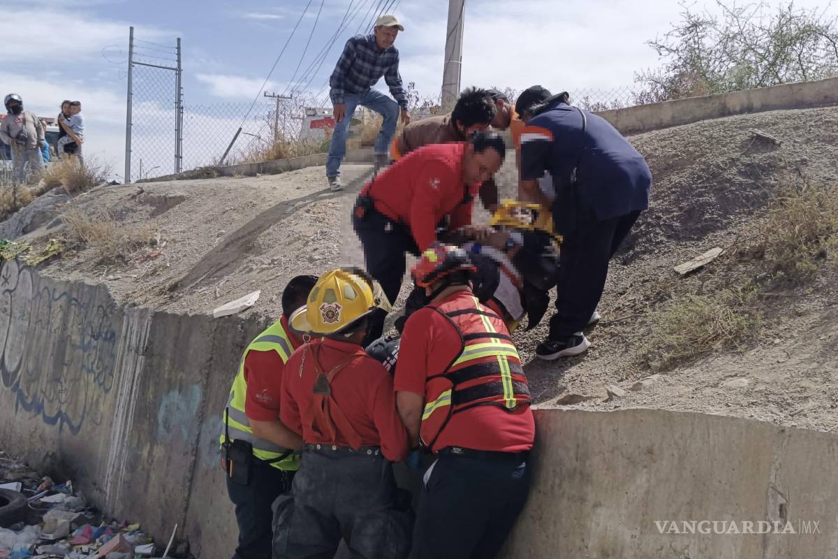 Cae motociclista desde 15 metros a un canal en Ramos Arizpe y resulta lesionado