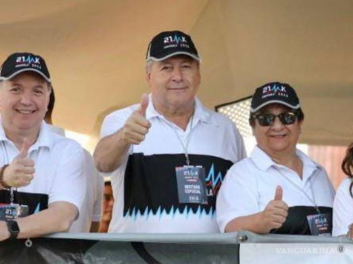 $!El alcalde José María Fraustro Siller felicitó a organizadores y participantes de la carrera 21K.