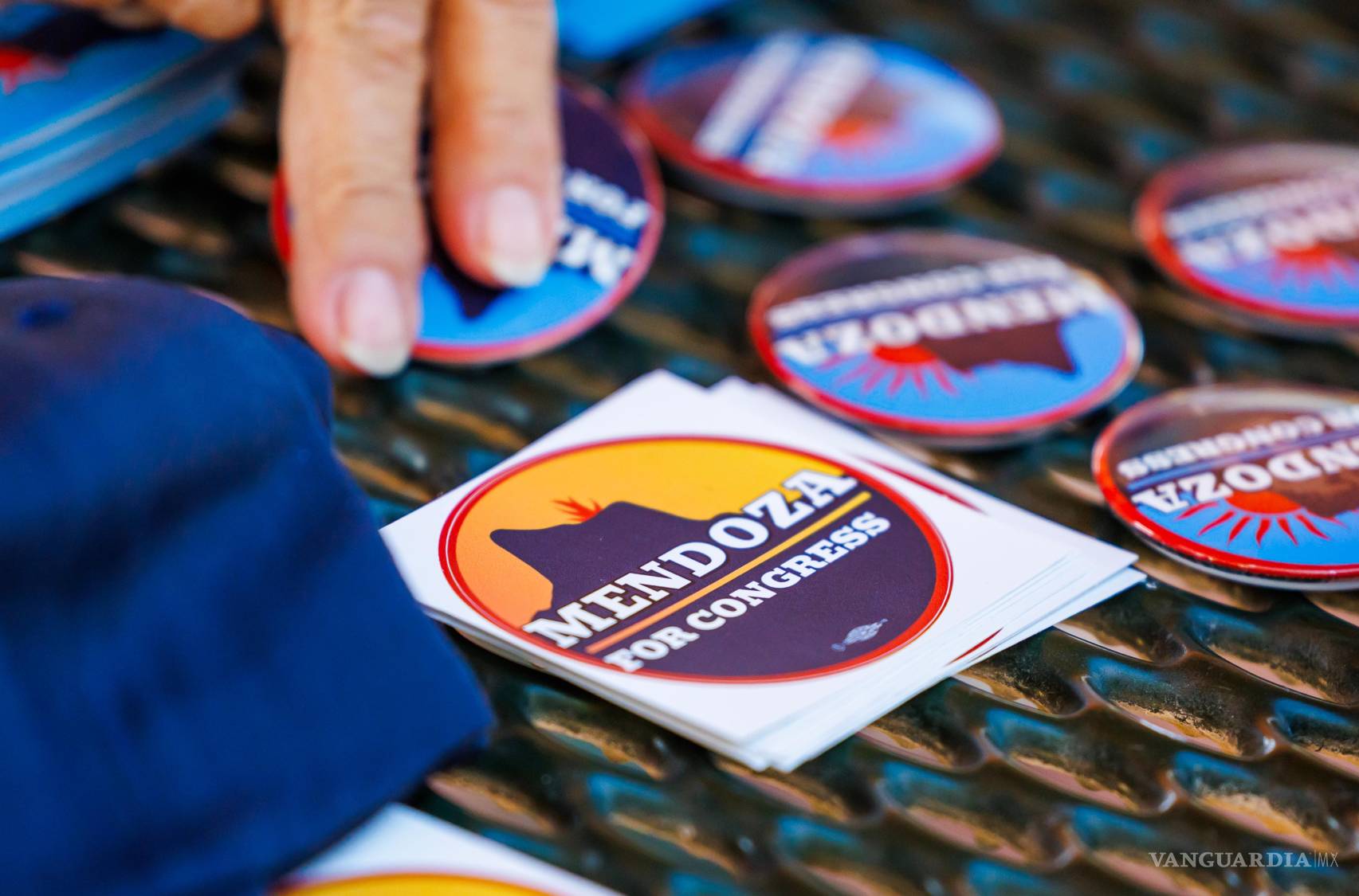 $!Voluntarios toman pegatinas de campaña en apoyo a JoAnna Mendoza (demócrata), candidata por el 6.º Distrito Congresional de Arizona.