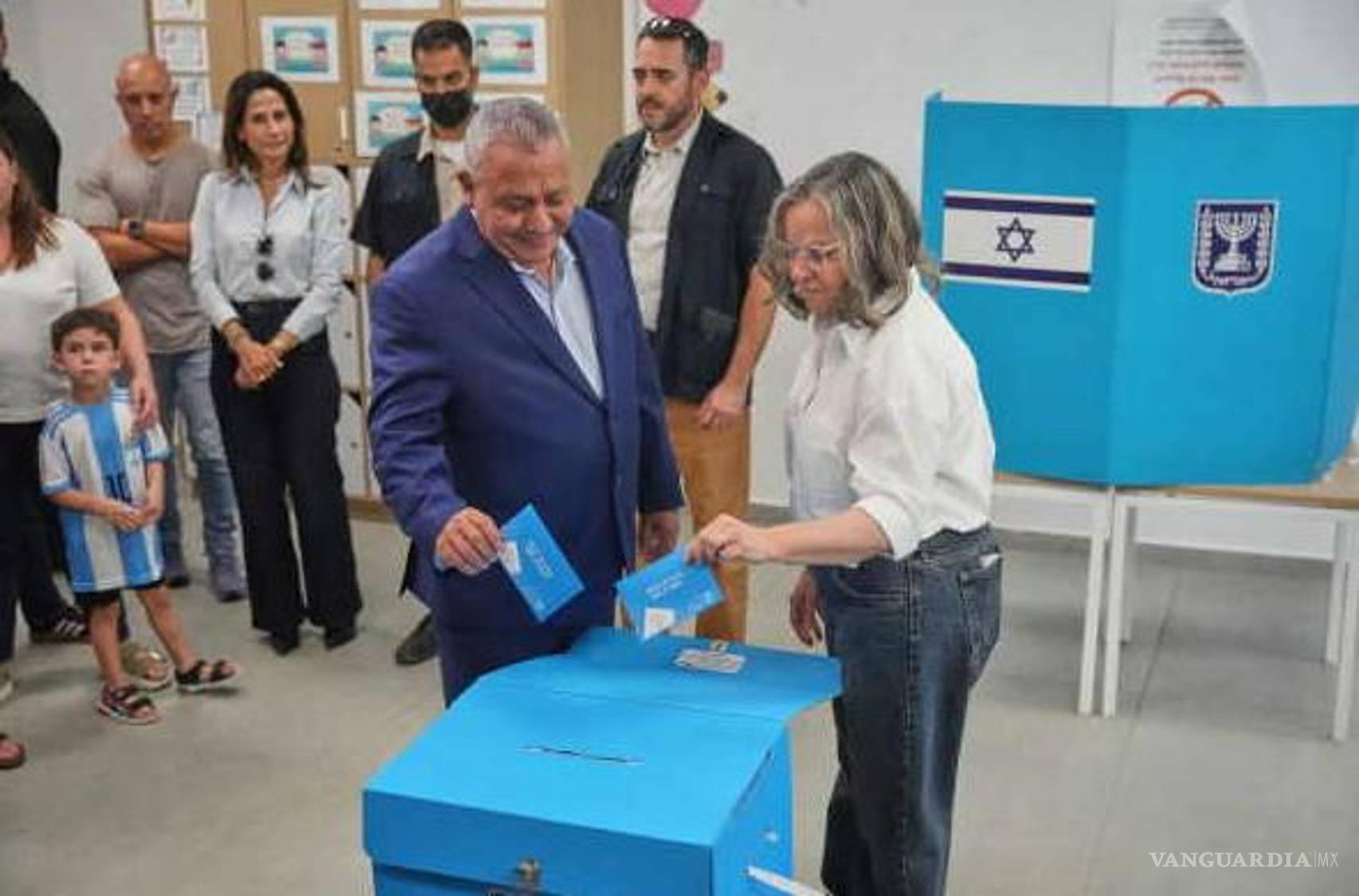 $!El primer ministro israelí, Benjamin Netanyahu, se encuentra prácticamente empatado con el líder de la oposición, Gadi Eisenkot, exjefe de las Fuerzas de Defensa de Israel.