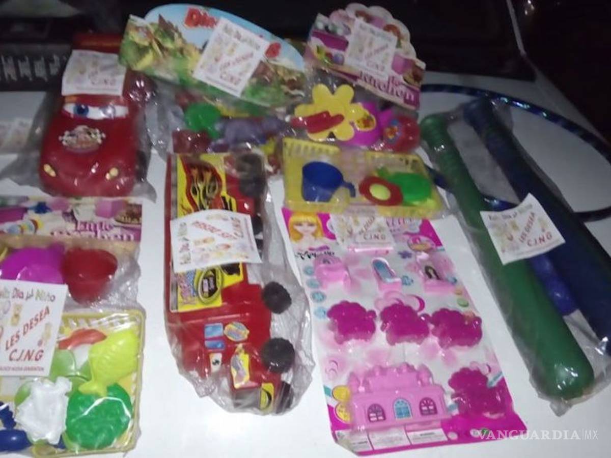 $!'Ahí les manda El Mencho'... al estilo de los políticos, sicarios del Cártel Jalisco Nueva Generación reparten despensas en Tomatlán (video)