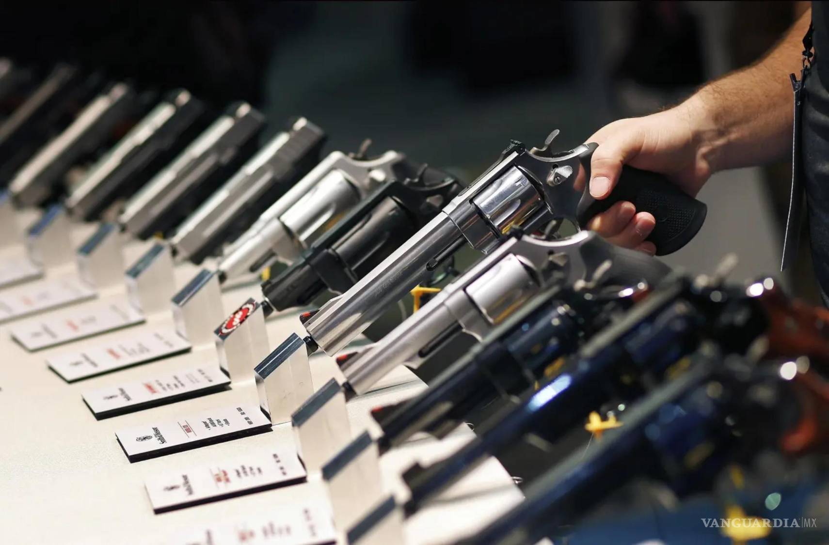 $!Foto del 19 de enero de 2016, pistolas en el stand de Smith &amp; Wesson en la feria comercial Shooting, Hunting and Outdoor Trade Show (SHOT Show) en Las Vegas.
