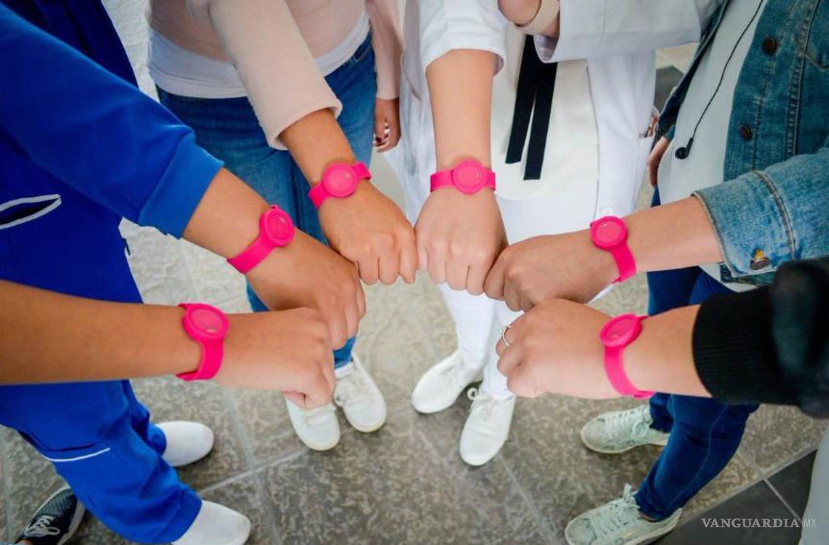$!Estudiantes de la BUAP realizan pulsera antiviolencia.