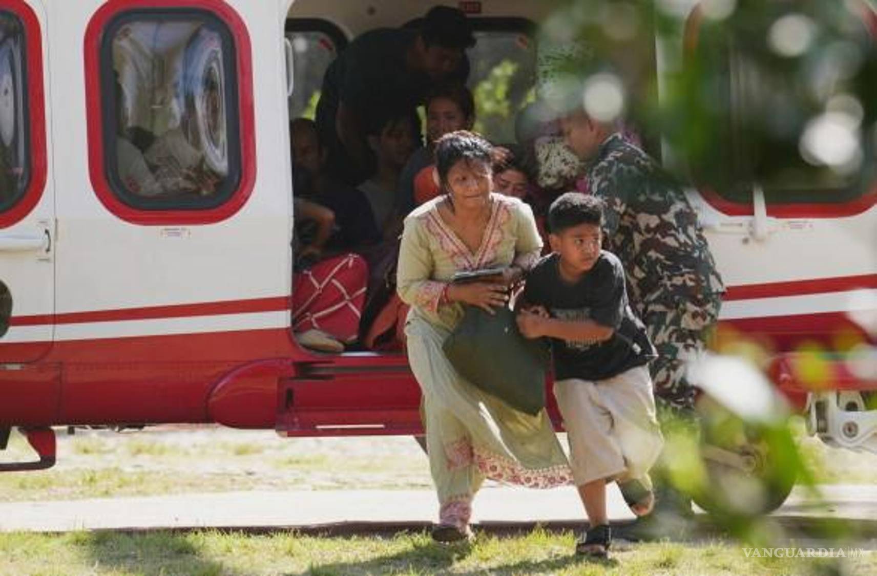 $!Más de 3.200 personas han sido trasladadas en helicópteros desde las zonas afectadas hacia Katmandú y otros lugares donde puedan recibir atención médica y asistencia.