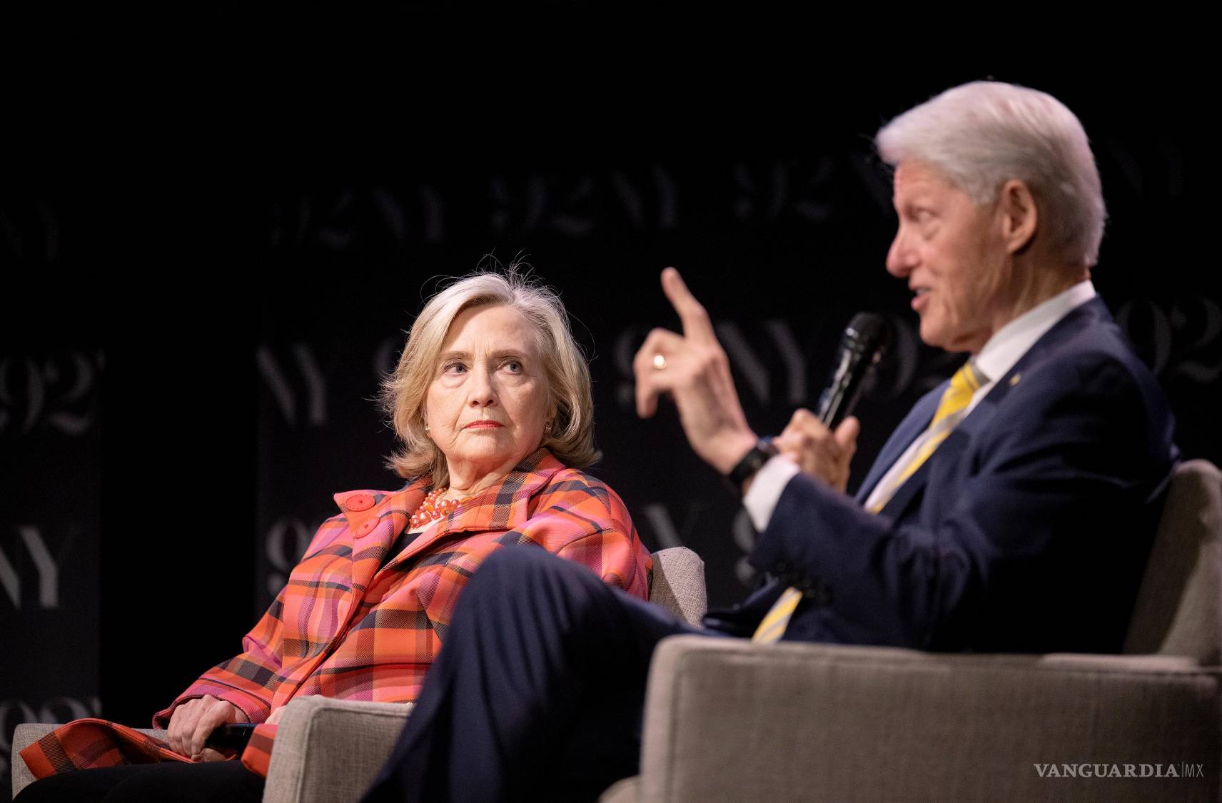 $!El expresidente de Estados Unidos Bill Clinton y la exsecretaria de Estado Hillary Rodham Clinton, en el 92nd Street Y, el 4 de mayo de 2023, en Nueva York.