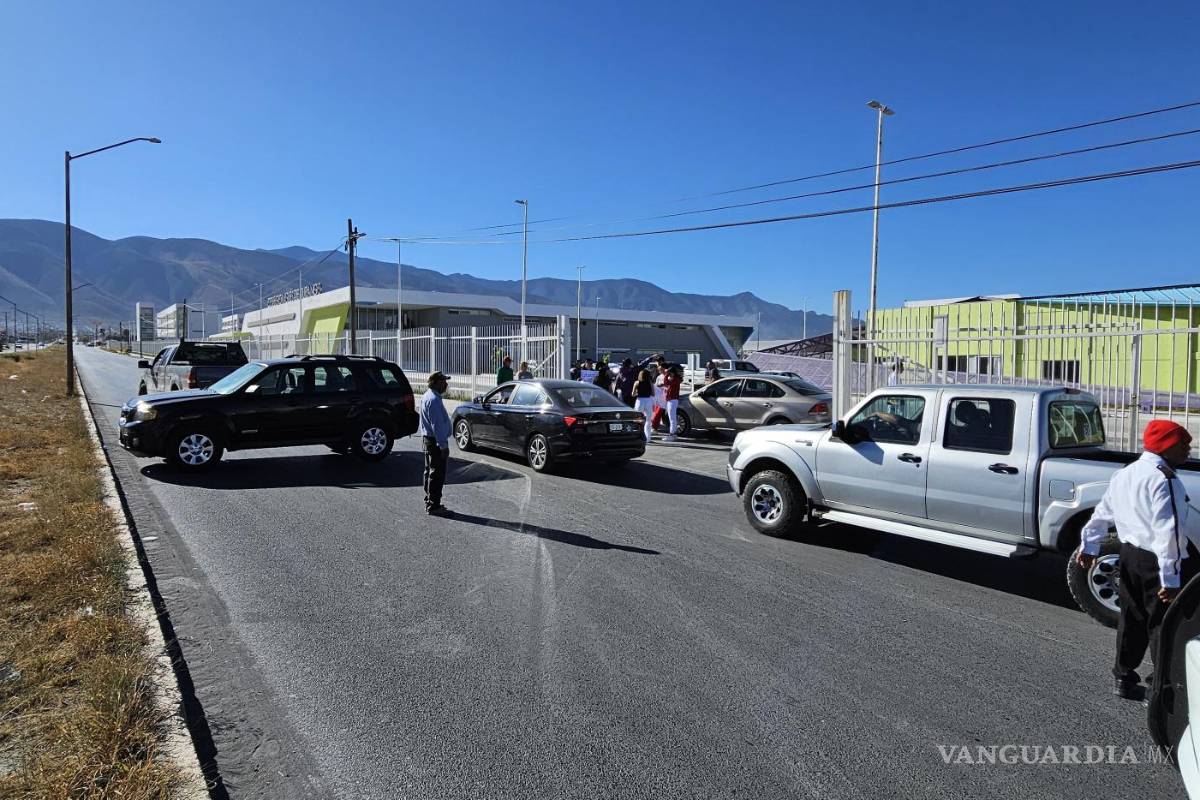 Alumnos de Medicina toman la Universidad de Durango, en Saltillo