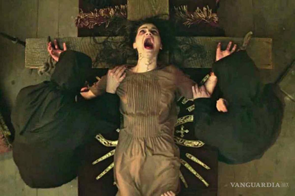 Esta cinta es la típica historia de demonios en cuerpos de mujeres... pero mucho menos efectiva y aterradora que la mayoría