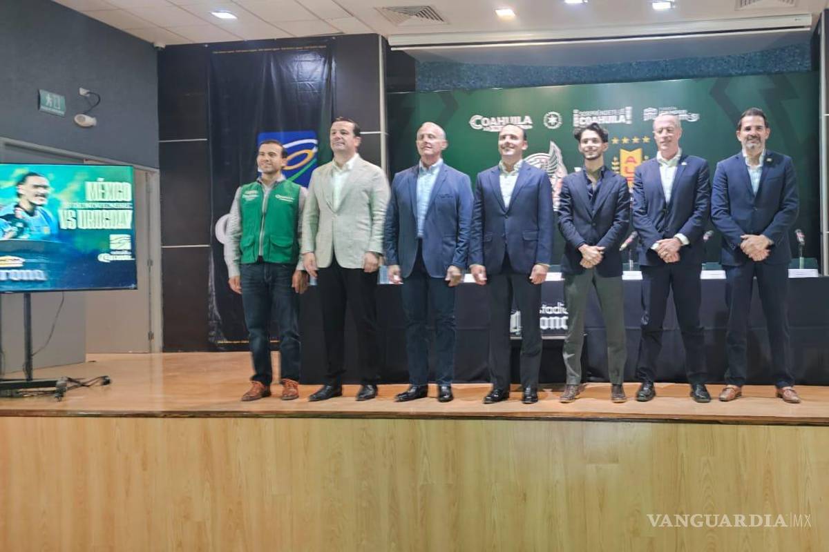 $!Autoridades estatales, municipales y directivos del futbol presentaron en el Auditorio Orlegi el duelo entre México y Uruguay en la Comarca Lagunera.