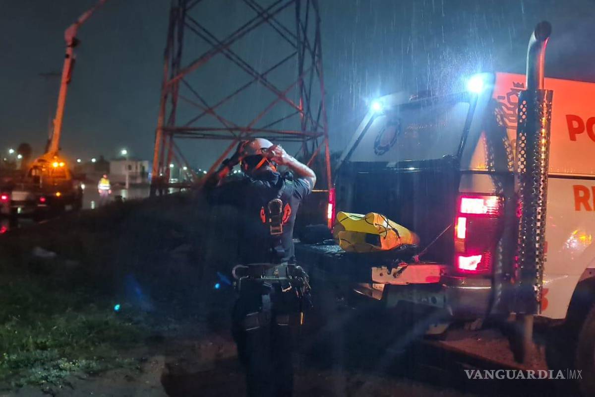 Salvan a joven que intentaba lanzarse de torre eléctrica en Nuevo León
