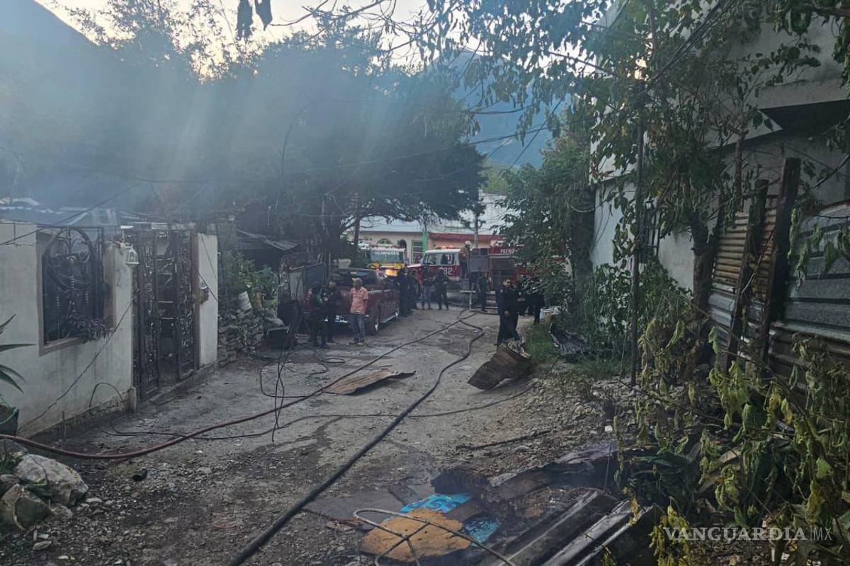 Quema de cobre ocasiona incendio en tres tejabanes, en Nuevo León