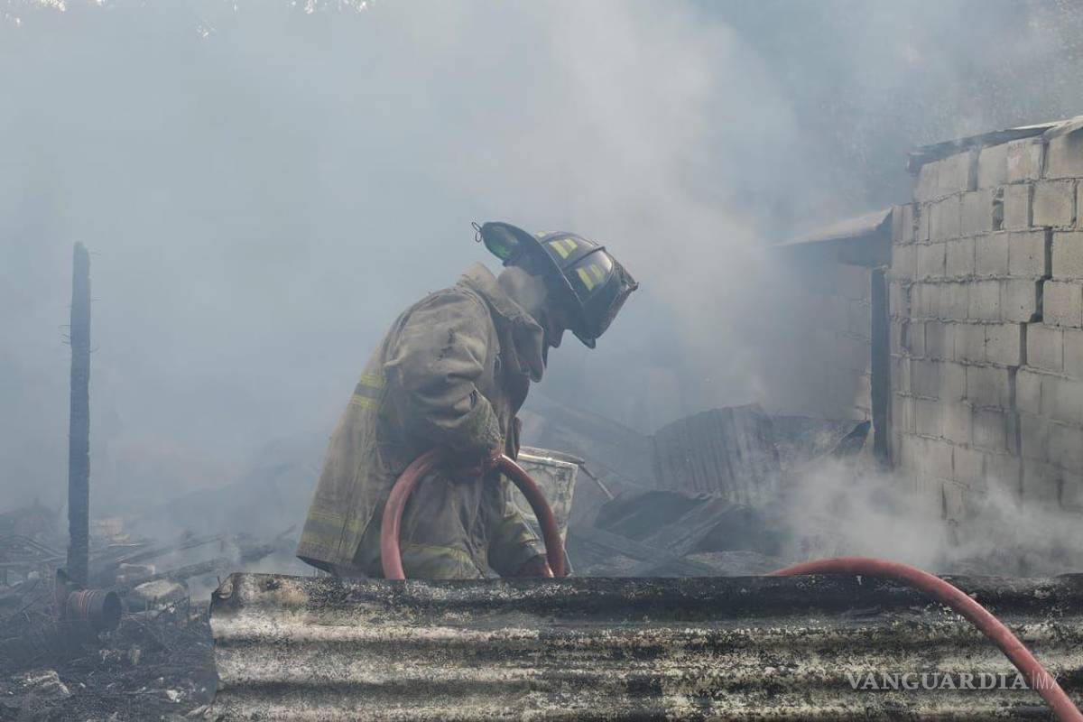 Quema de cobre ocasiona incendio en tres tejabanes, en Nuevo León